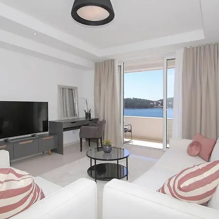 Hotel M Apartment #5- Sea View, Breakfast & Free Garage Parking