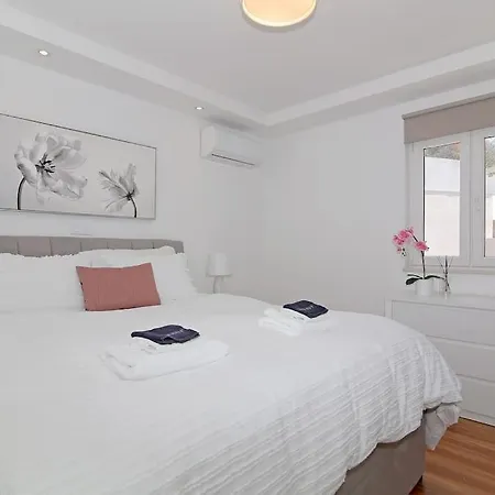 Hotel M Apartment #5- Sea View, Breakfast & Free Garage Parking