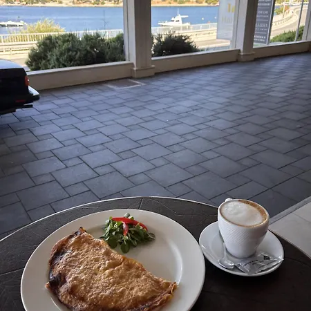 Hotel M Apartment #5- Sea View, Breakfast & Free Garage Parking